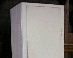 Metallspind,  Schrank, Eisenschrank, Blechschrank,  Besenschrank, Vorratsschrank
