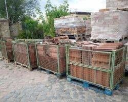 Alte Back Steine selektiver Hand Rückbau Klinker Ziegel Dach First ziegel Ortgang Fenster Gusseisen