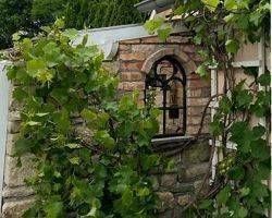 Gartenbau Fenster Nische Ruinenmauer gotisch Gussfenster Ziegel Klinker Rückbau steine