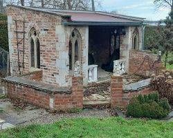 Gartenhaus englisch gotisch Stein Rückbau Baustoffe Klinker Sandsteine Ziegel Balken Dachziegel