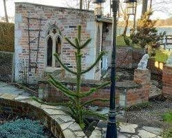 Gartenhaus englisch gotisch Stein Rückbau Baustoffe Klinker Sandsteine Ziegel Balken Dachziegel