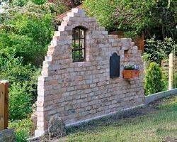 Gartenhaus englisch gotisch Stein Rückbau Baustoffe Klinker Sandsteine Ziegel Balken Dachziegel