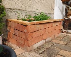 Bausatz günstiges Hochbeet Gartenbeet Kräuterbeet Pflanzkübel original alte Mauersteine Ziegelsteine DIY